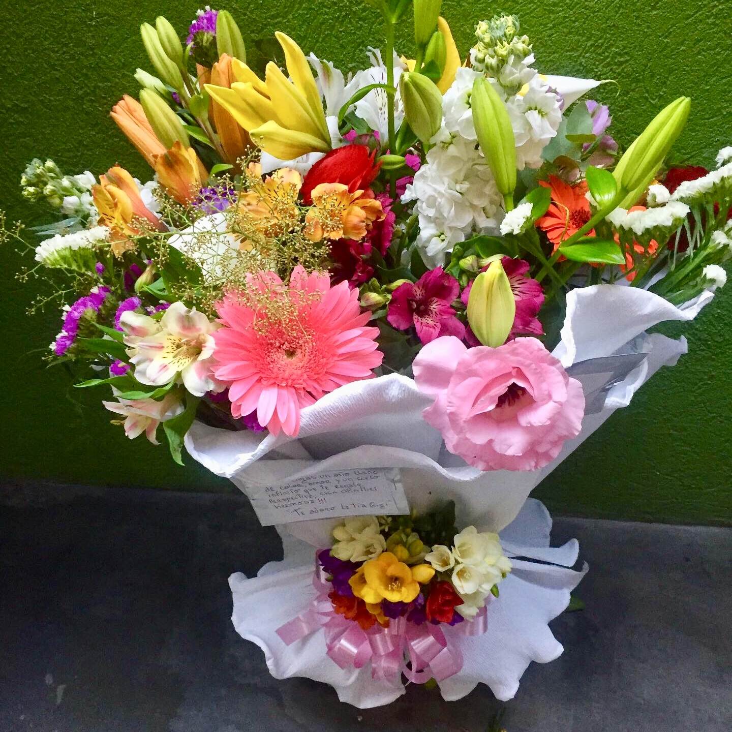 Envio y venta de flores ,rosas, plantas,arreglos florales ,regalos y desayunos a domicilio con delivery gratis en la Ciudad Autonoma de Buenos Aires y con costo de env�o en localidades del Gran Buenos Aires asi como delivery de flores y plantas a trav�s de florerias asociadas en todas las provincias de la Argentina, Buenos Aires, la Pampa, Tucuman, La Rioja, R�o Negro, Entre Rios, Corrientes, Misiones, Neuquen, Chubut, Tierra del Fuego, Santa Cruz, San Luis, Mendoza, Cordoba, Jujuy, Formosa, Santiago del Estero, Salta, Chaco, Catamarca ,San Juan, y ademas realizamos el delivery de flores ,coronas,palmas , plantas y regalos a todas las ciudades de Argentina, Mar del Plata, C�rdoba, Buenos Aires, con cargo en Santa Rosa, La Plata, Bella Vista, Neuquen, Pilar, Paran�, Posadas, Resistencia, Cipolleti y mas de 300 ciudades y localidades en todo el territorio de nuestro pa�s, asi como tambien tenemos la posibilidad de enviar flores a casi todo el mundo en cuestion de horas